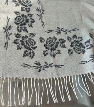 Bufanda color gris claro y gris oscuro