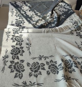 Bufanda color gris claro y gris oscuro