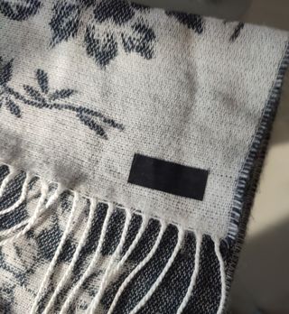 Bufanda color gris claro y gris oscuro