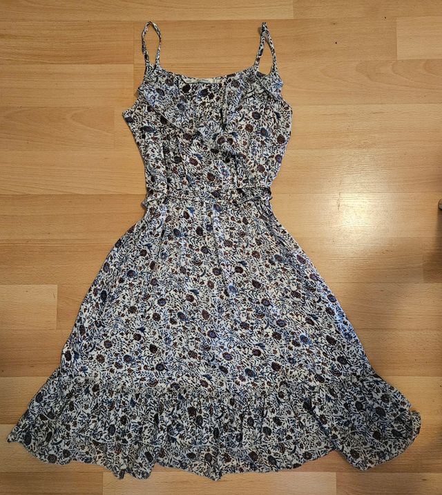 Vestido de seda con volantes. Zara