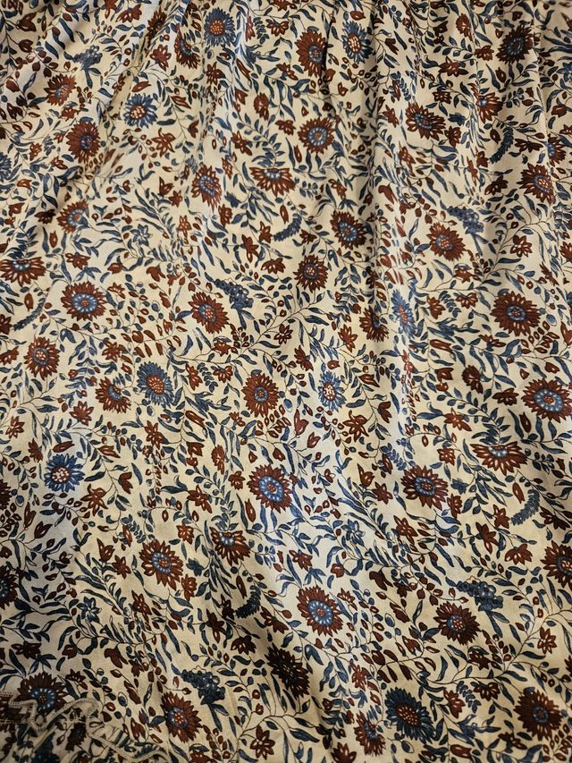 Vestido de seda con volantes. Zara