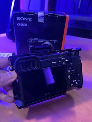 Cámara Sony a6600 + jaula Smallrig COMO NUEVO