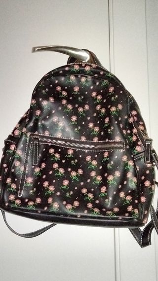 Mochila negra pull n bear