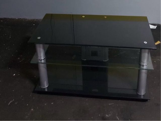 Conjunto de dos mesas de television de cristal.