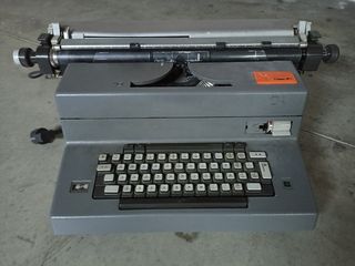 Máquina de escribir electrónica antigua.