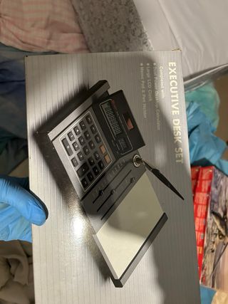 calcolatrice con blocco carta e penna