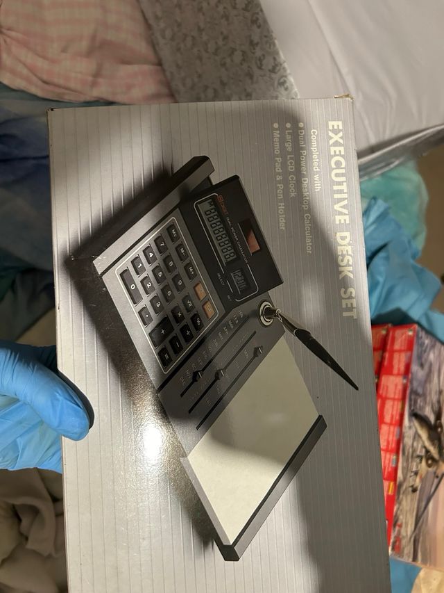 calcolatrice con blocco carta e penna