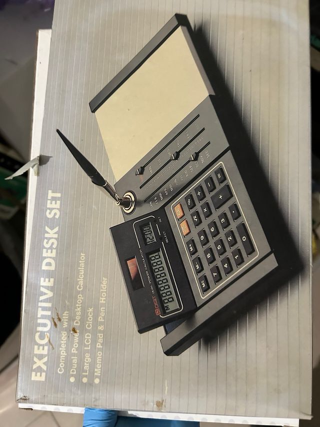 calcolatrice con blocco carta e penna