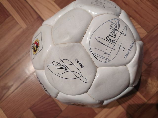 Balón con firmas de jugadores del 96