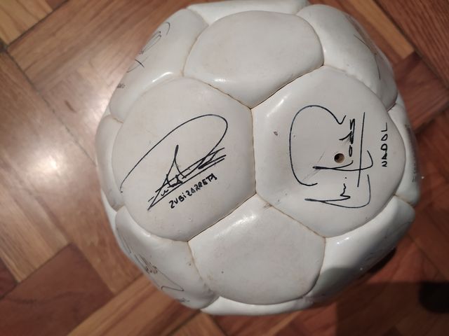 Balón con firmas de jugadores del 96