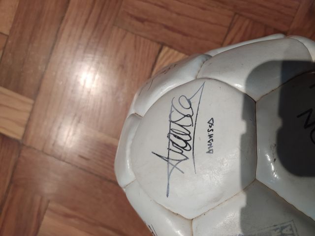 Balón con firmas de jugadores del 96
