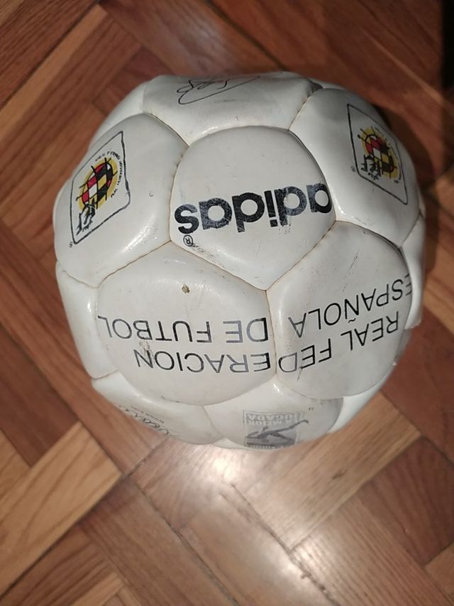 Balón con firmas de jugadores del 96