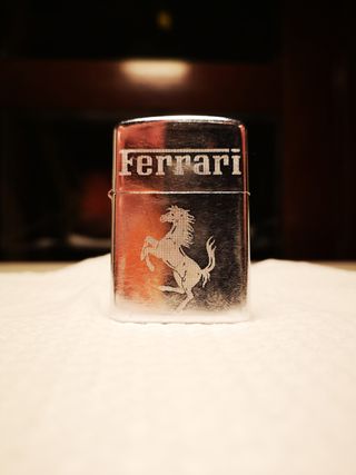 Accendino con logo Ferrari
