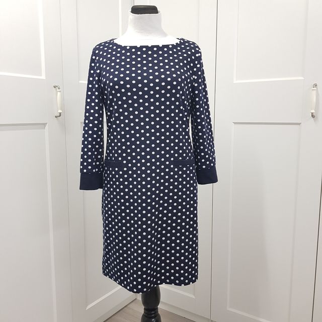 Vestido de lunares azul marino.