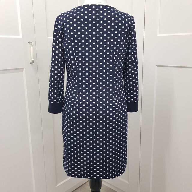 Vestido de lunares azul marino.