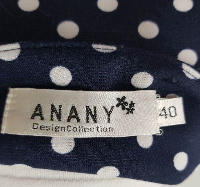 Vestido de lunares azul marino.