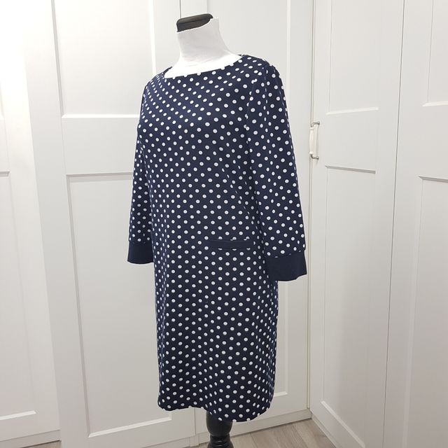 Vestido de lunares azul marino.