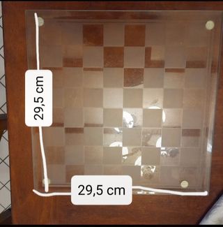 Dama con bicchierini in vetro