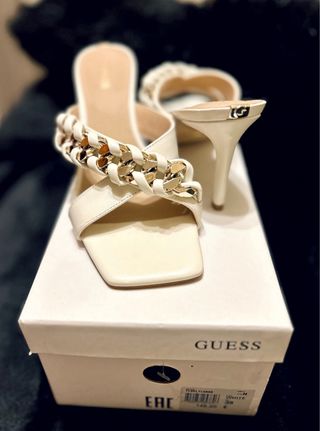 Sandalias mule GUESS blancas