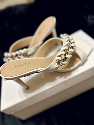 Sandalias mule GUESS blancas