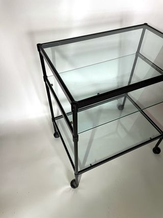 Tavolino in metallo con ripiani in vetro