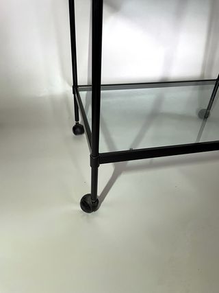 Tavolino in metallo con ripiani in vetro