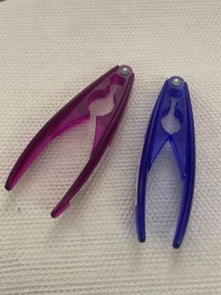 Set di due schiaccianoci in plastica rosa e blu