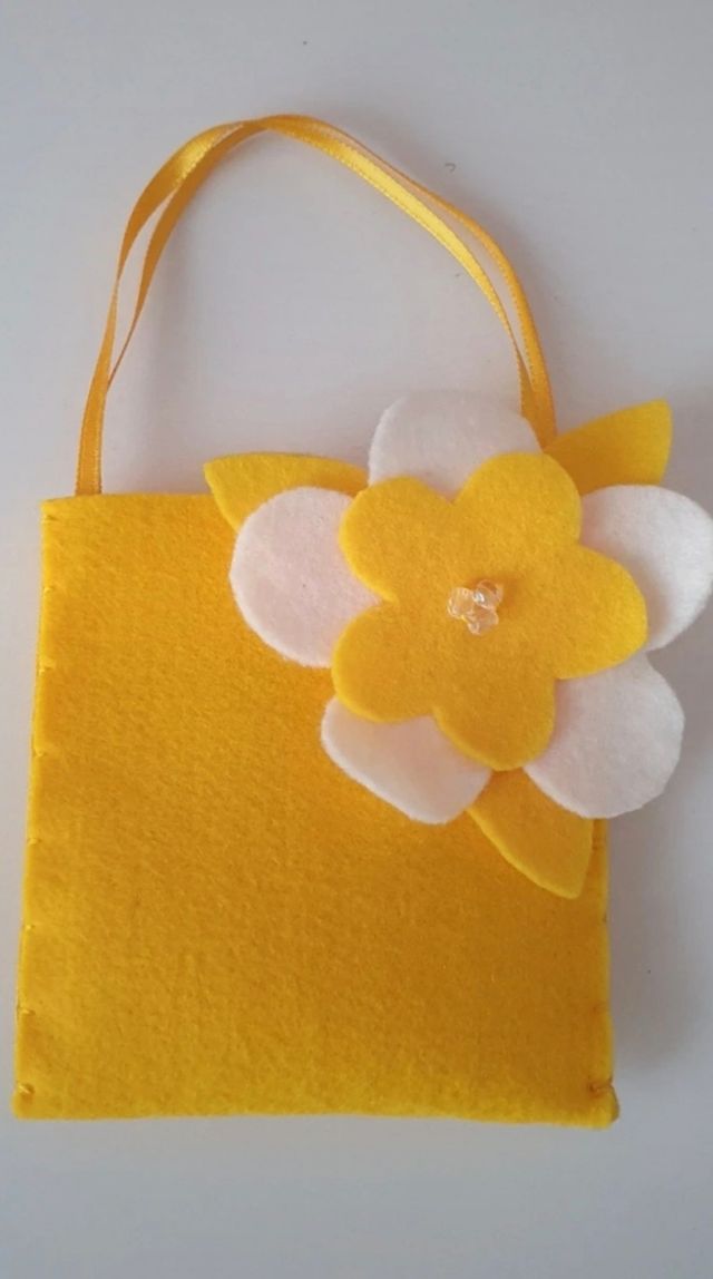 Piccoli addobbi in panno colorato