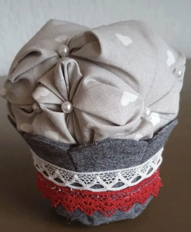 Cup cake in tessuto con cuori bianchi e perline