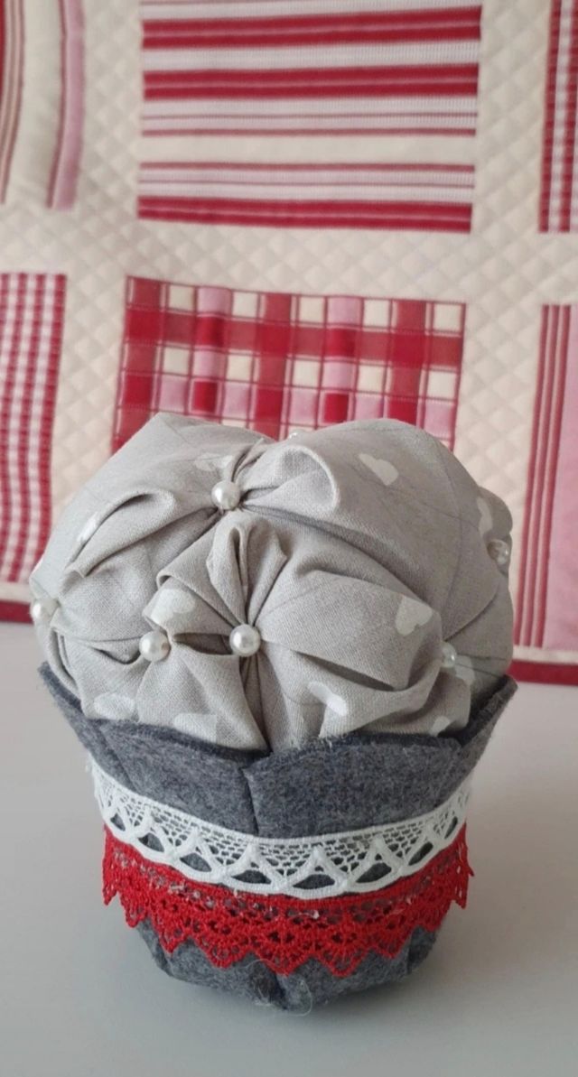 Cup cake in tessuto con cuori bianchi e perline