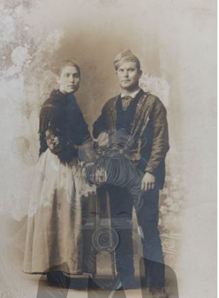 CURIOSA FOTOGRAFÍA S XIX. PAREJA ATAVIADA ÉPOCA