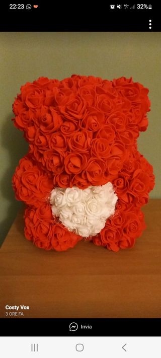Orsetto di rose rosse