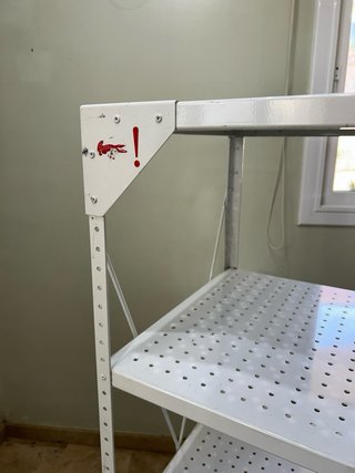 Estanterias de tienda en metal blanco y madera