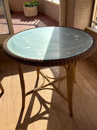 Mesa y 4 sillones de mimbre