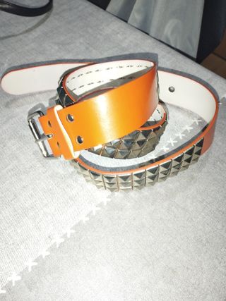 CINTURÓN UNISEX,PIEL CON TACHUELAS.