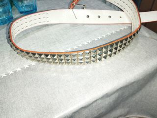 CINTURÓN UNISEX,PIEL CON TACHUELAS.