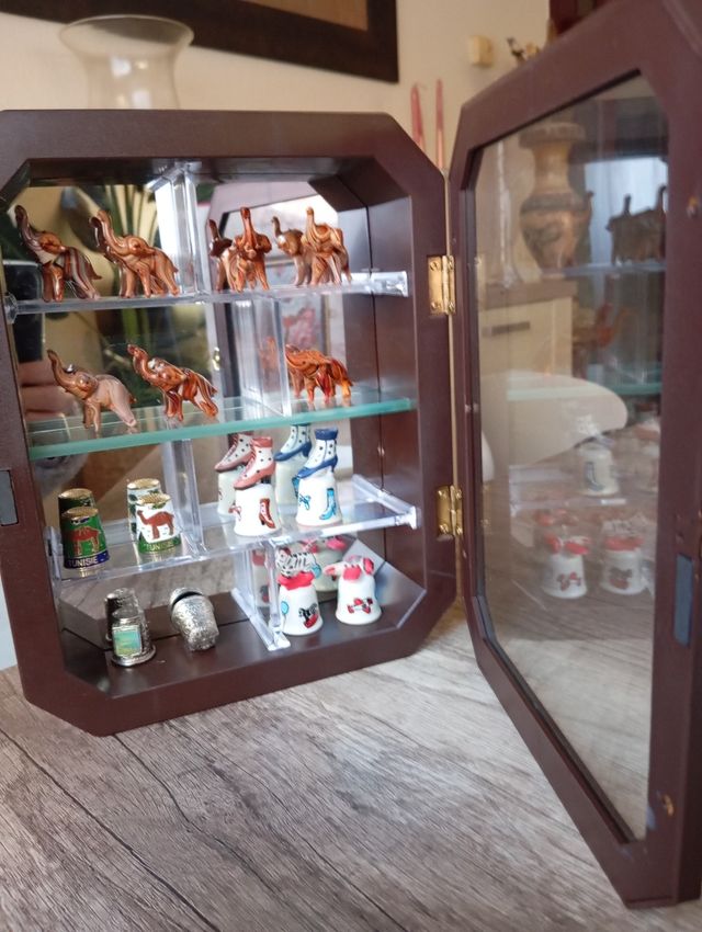 VITRINA CON MINIATURAS