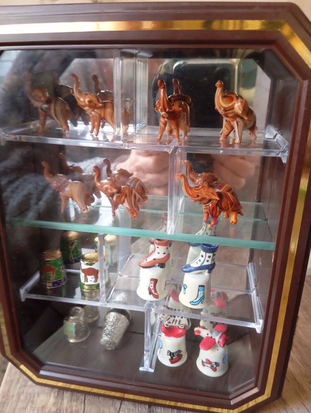 VITRINA CON MINIATURAS