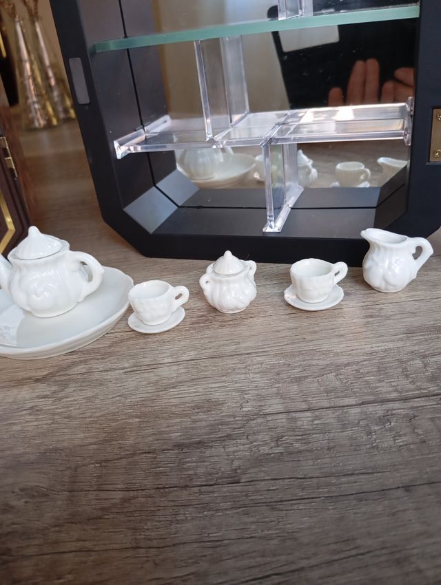 VITRINA CON MINIATURAS