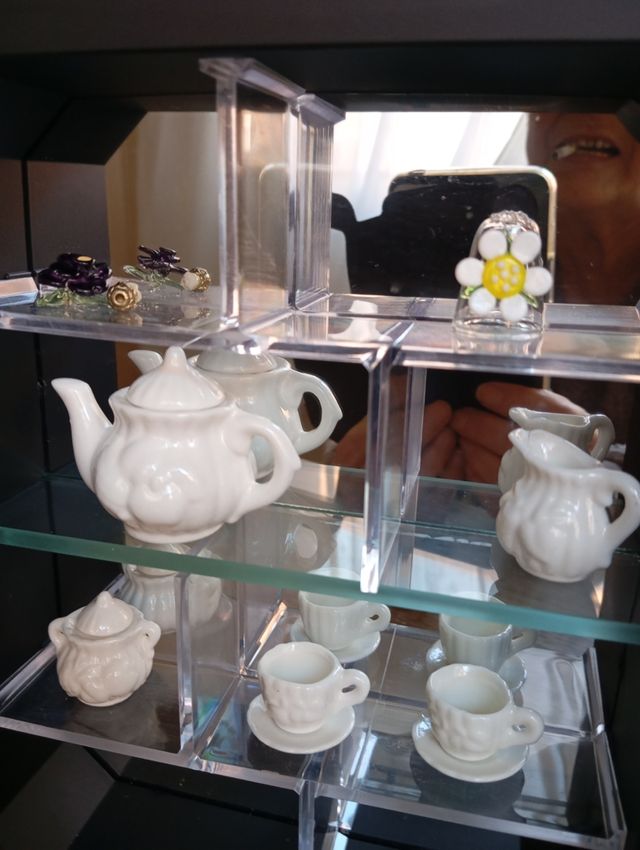 VITRINA CON MINIATURAS