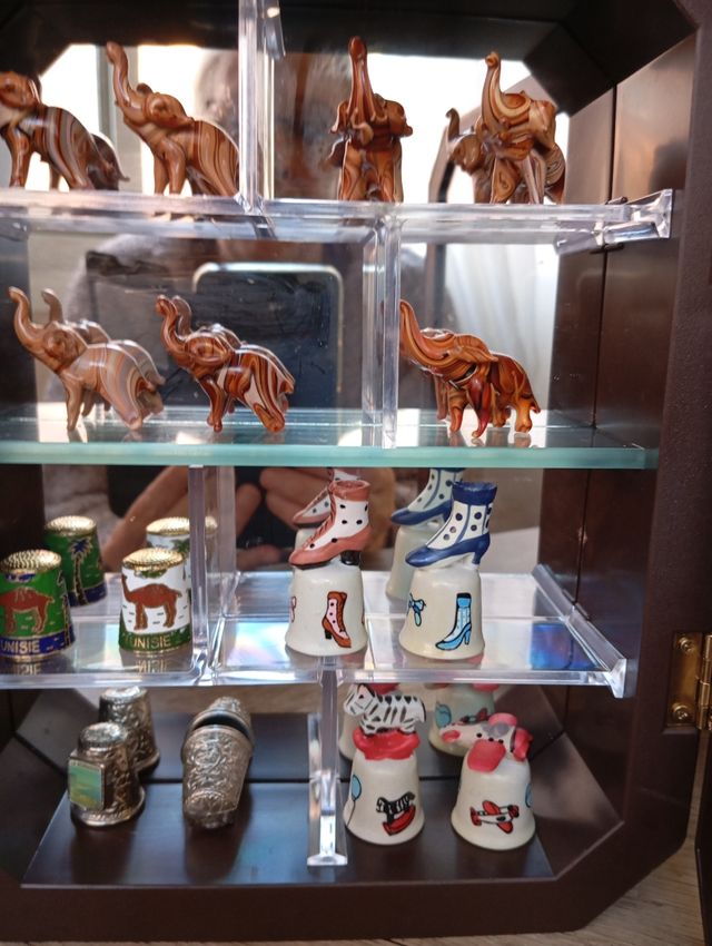 VITRINA CON MINIATURAS