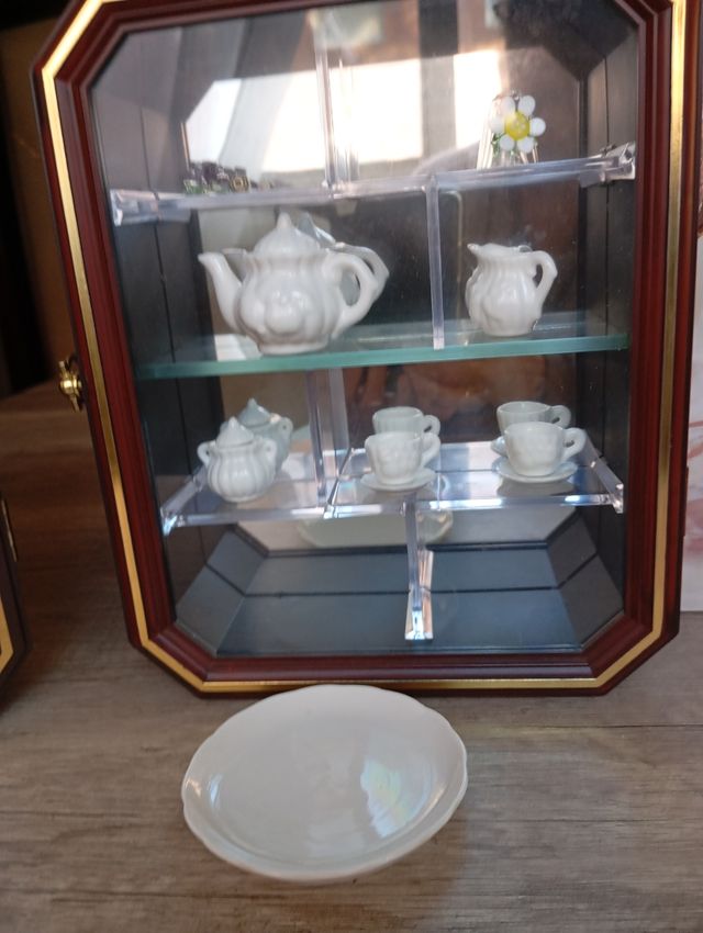 VITRINA CON MINIATURAS