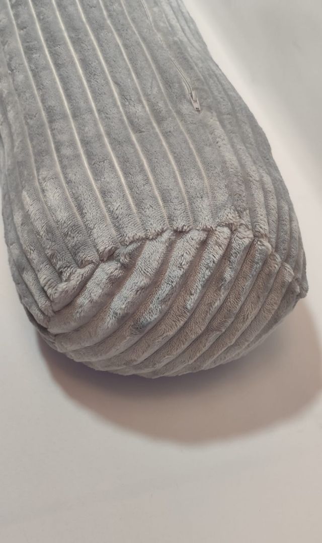 Acogedor cojín cilíndrico