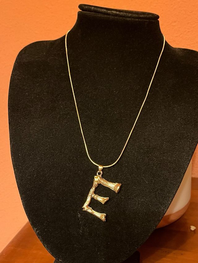 Colgante letra +cadena