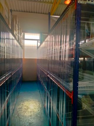 Estanteria con cortina de lamas de pvc