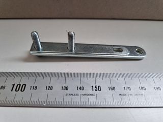 Soporte de BISAGRA. Congelador Electrolux AEG Zanu