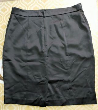 Falda de tubo negra de raso 