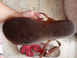 Sandalias rojas y marrones