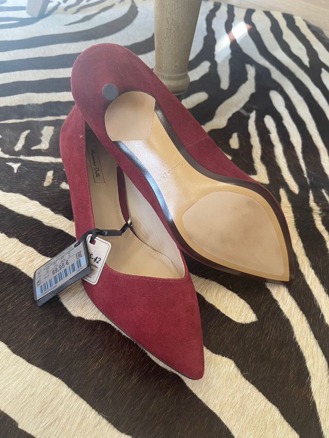 Zapato de Massimo Dutti color burdeos