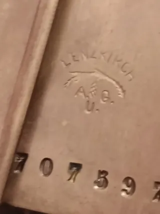 Reloj pared péndulo del siglo XIX. Marca Lenzkirch